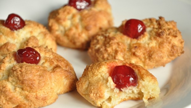 An image of Greek Amygdalota biscuits