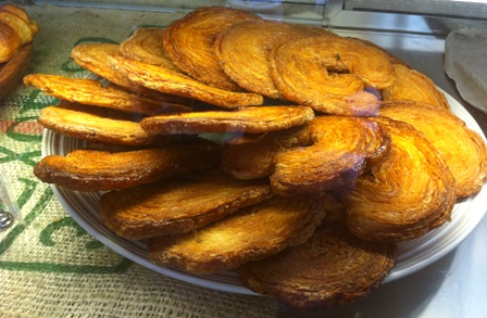 An image of a basket of palmiers