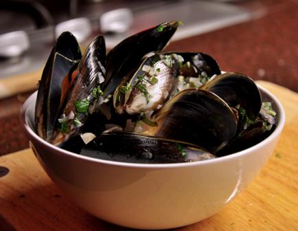 An image of a bowl of moules mariniere