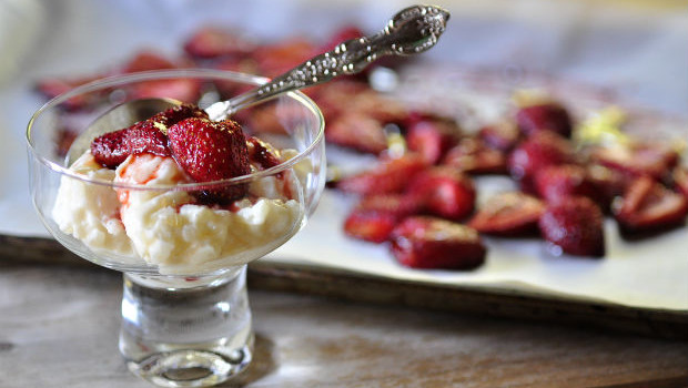 Balsamic roasted strawberries with pudding in a bowl