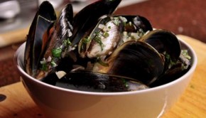 Bowl of moules mariniere